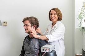 Pose des électrodes de stimulation bimodale sur un patient